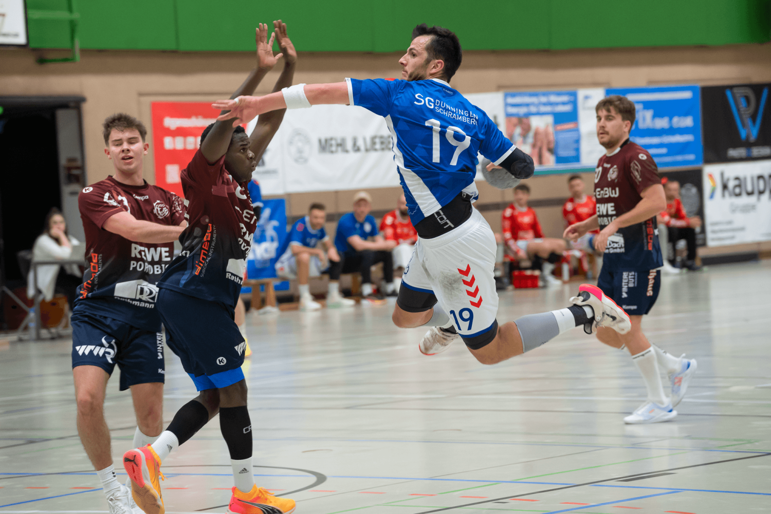 Handball Dunningen Spieler beim Sprungwurf